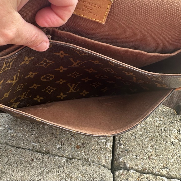 Louis Vuitton Monogram Bosphore Messenger PM - Picture 11 of 13
